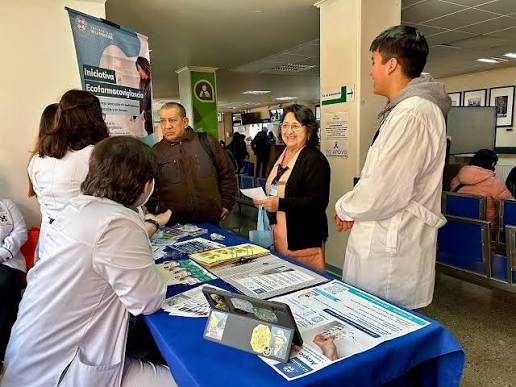 Equipo realizando educación sobre el uso responsable de medicamentos